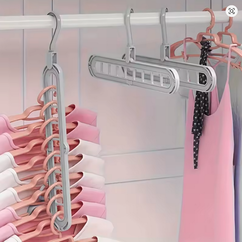 Minimal Hanger con vestiti colorati